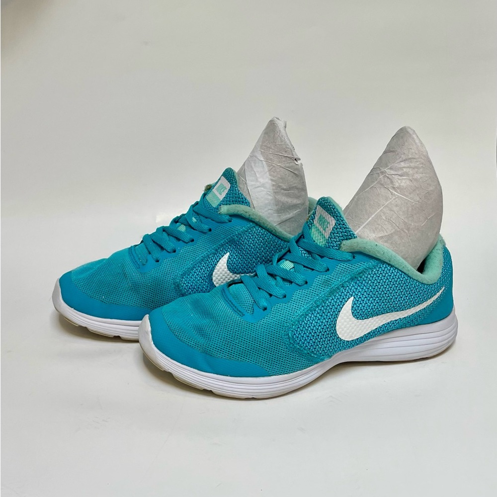 Aqua Blue Nike Revolutions washable sneakers. Size 5 - Picture 2 of 3